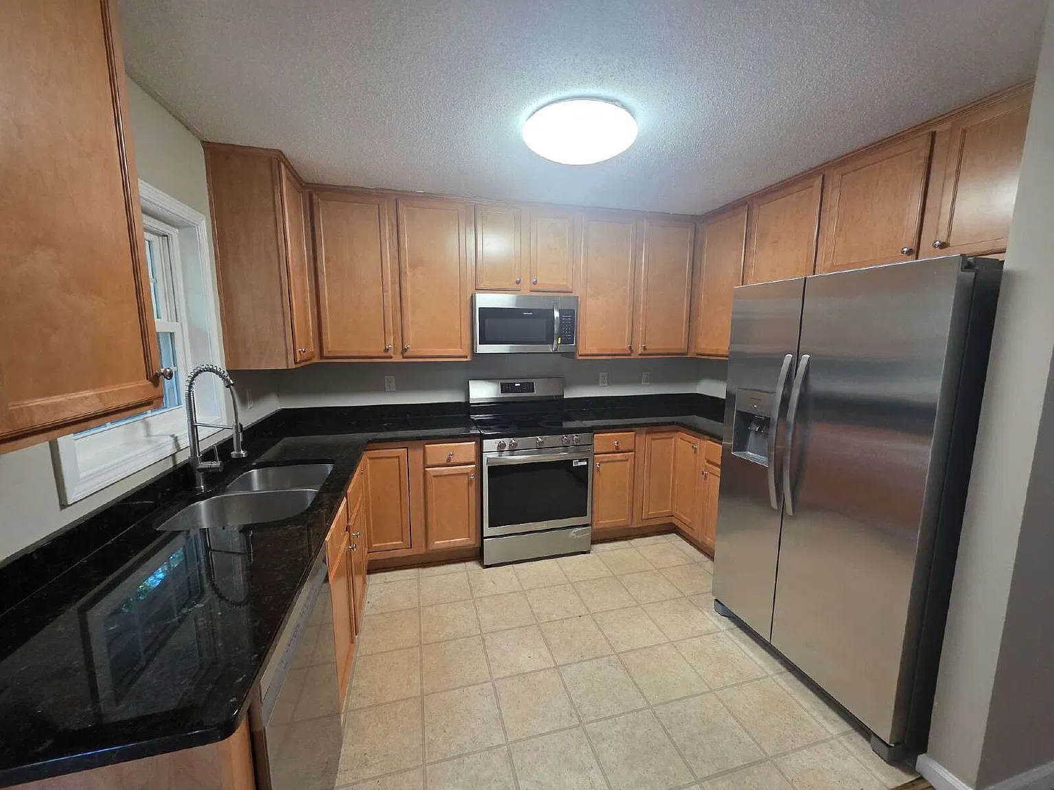4 bed, 2.0 bath, 2217 sqft, $2,400 — Photo 4