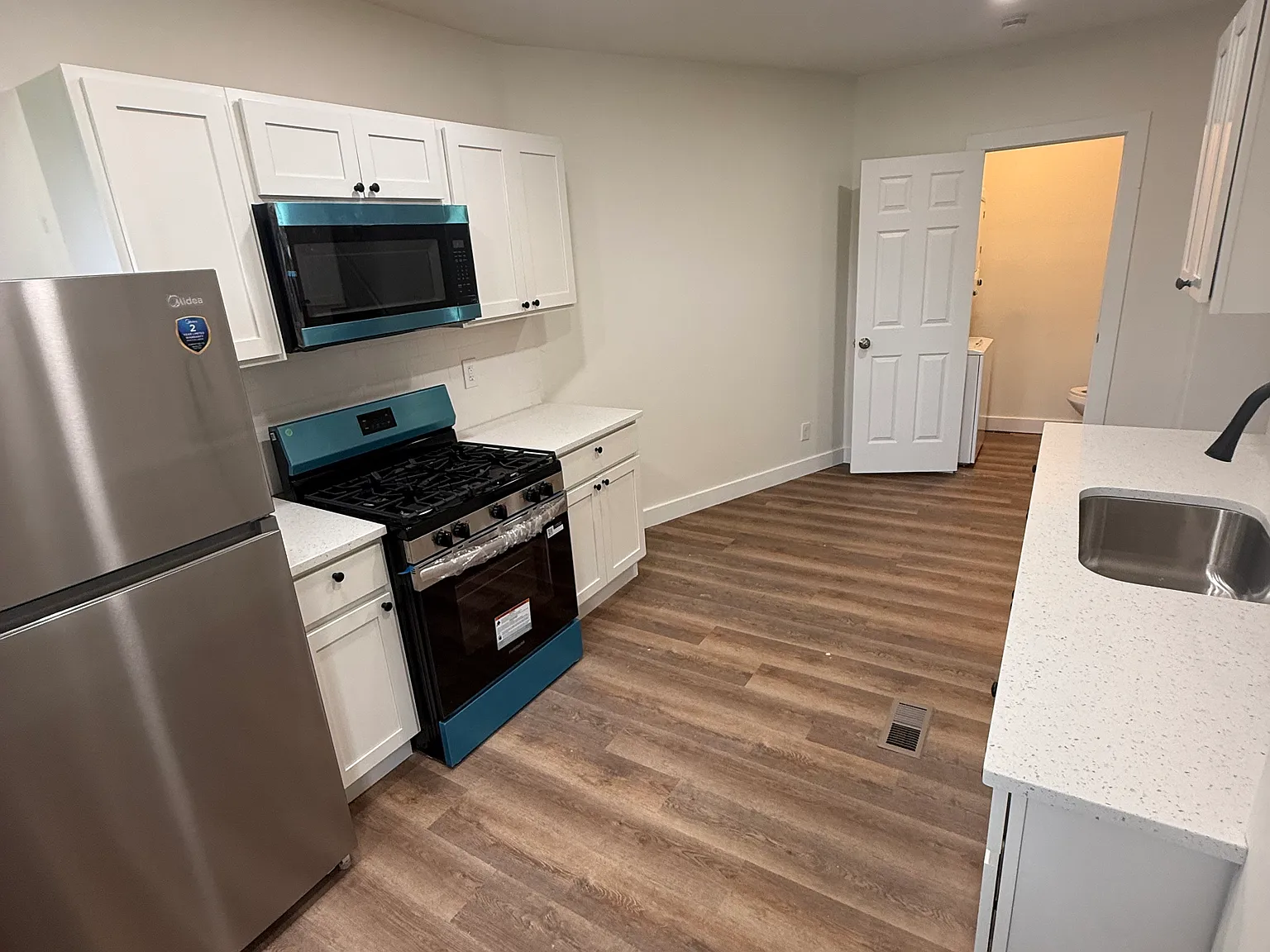 3 bed, 1.5 bath, 1300 sqft, $1,900 — Photo 2