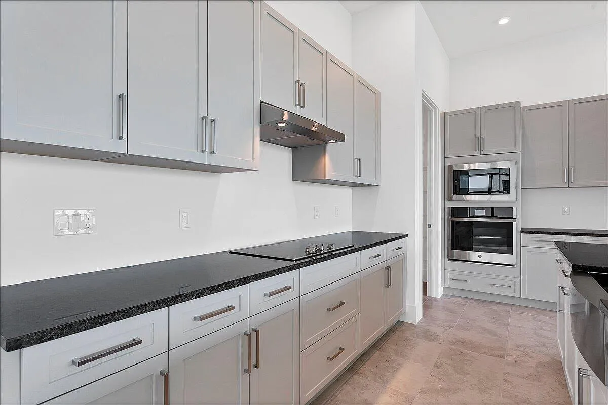 3 bed, 3.0 bath, 2129 sqft, $3,500 — Photo 3