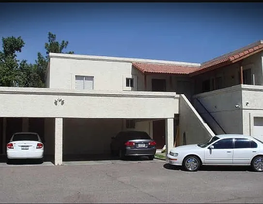 3 bed, 923 sqft, $2,000 — Photo 3