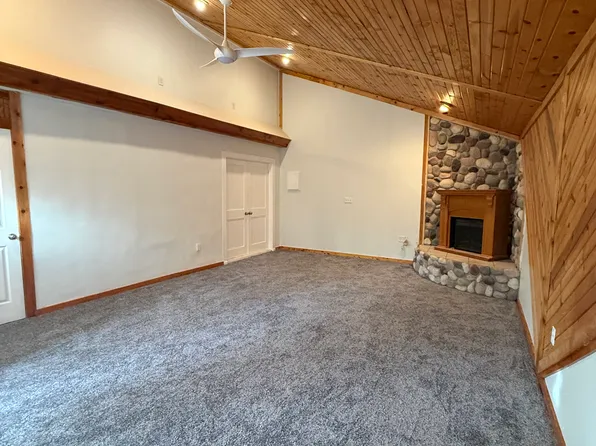 3302 S 4th St, Omaha, NE 68108