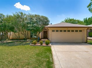 200 Lark Ln, Euless, TX 76039