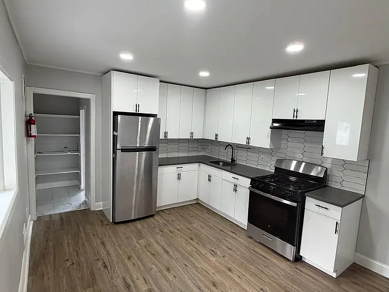13 Orange Pl #AA — Photo 2