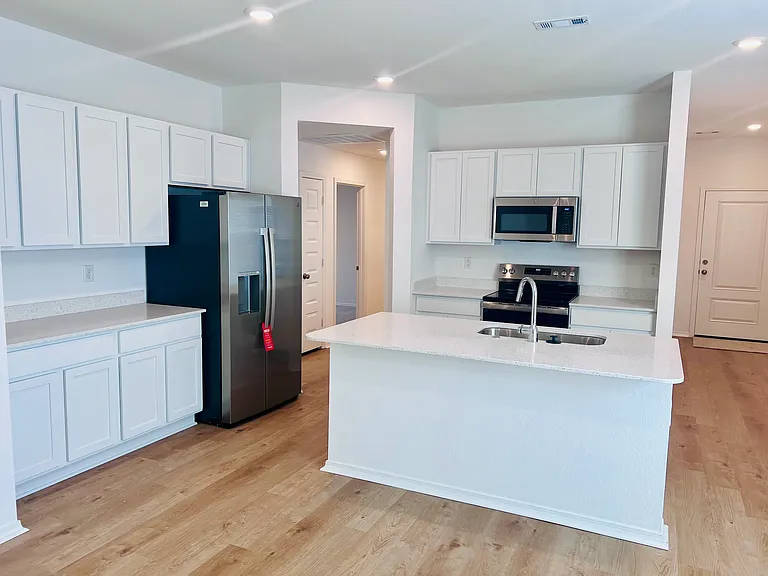 144 Jonathan Dr — Photo 5