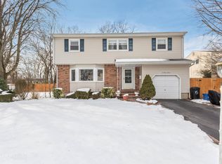 5 Pana Ct, Deer Park, NY 11729
