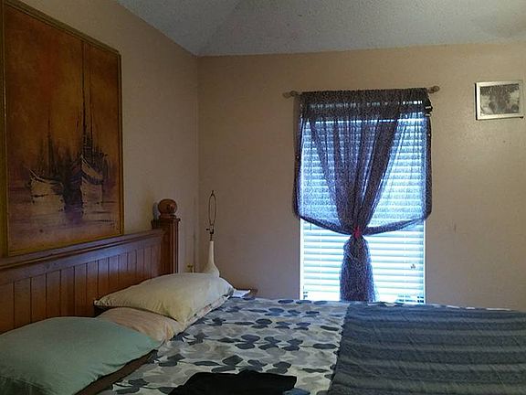 3rd image of 402 Ravenwood St