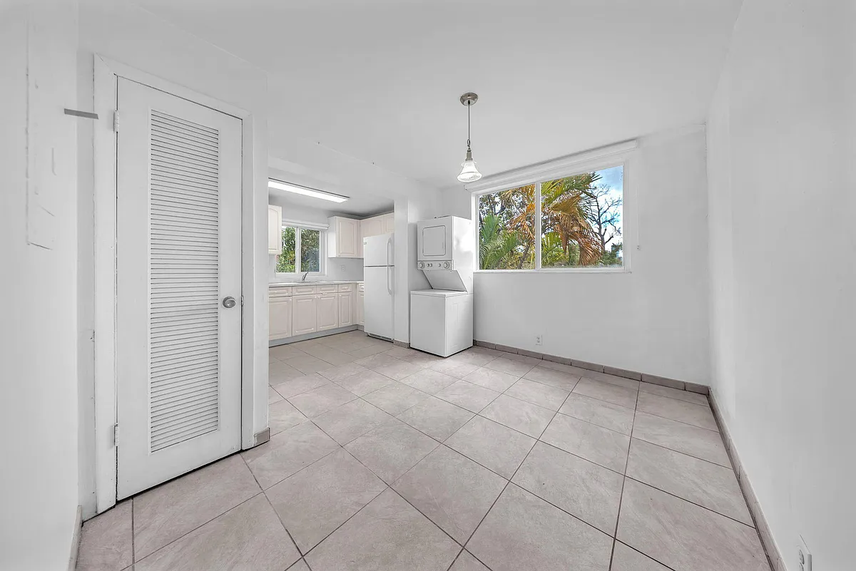 Building Photo - 1853 SW 17th St #2