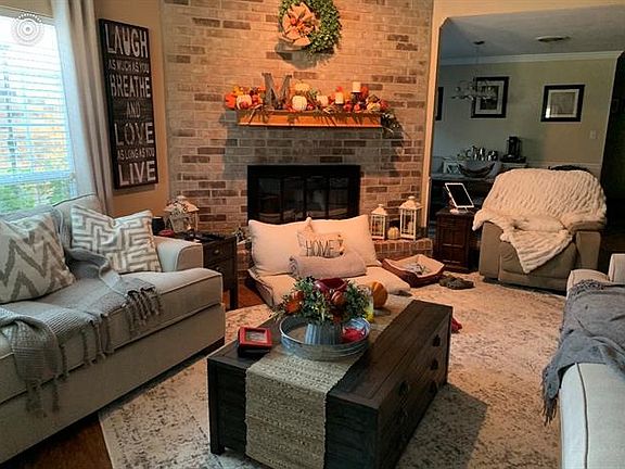 5th image of 3825 Rebecca Ln