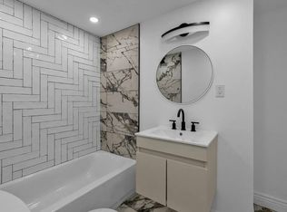 101 Grohmans Ln #1, Plainview, NY 11803