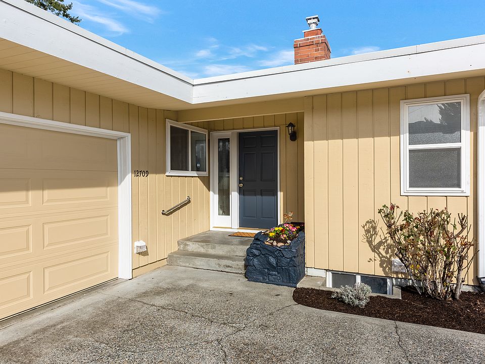 Welcome to 12709 Palatine Ave N