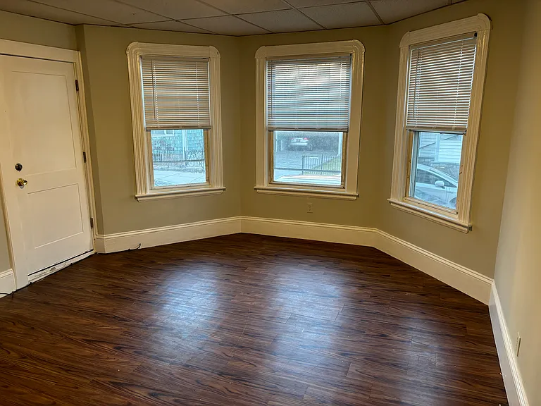 75 Crapo St New Bedford Spacious 3 Bedroom / 1 Bath New Appliances, Near the Beach! — Photo 12