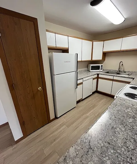 302 S 1st Ave — Photo 2