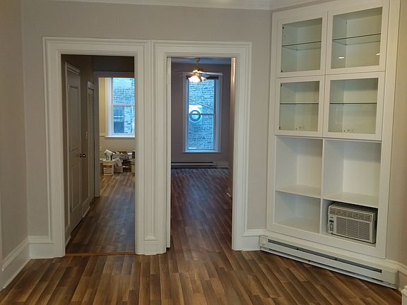 3rd image of 556 W Belden Ave APT 1