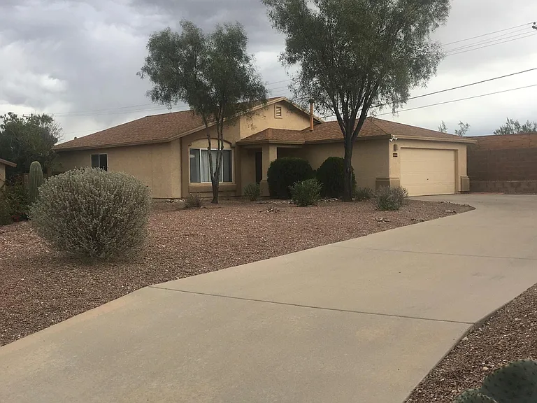 2344 W Horseshoe Pl — Photo 1