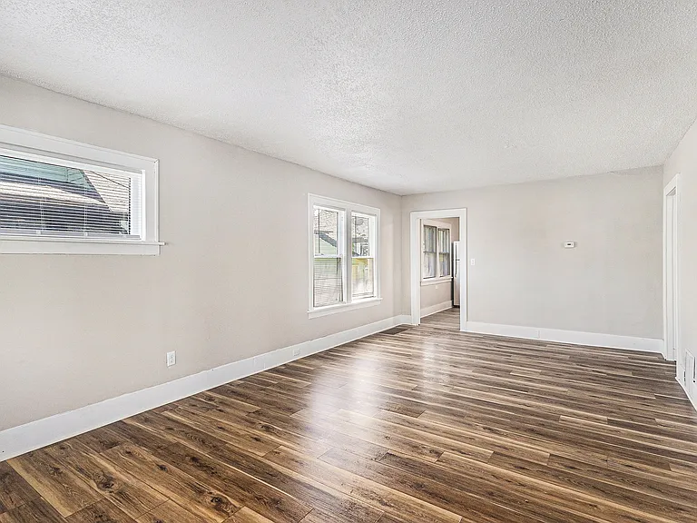 1089 Sophia St — Photo 10