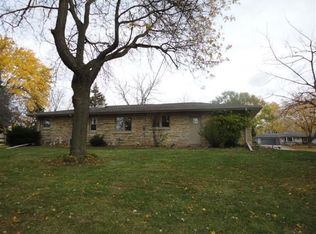 W177N8601 Lynwood Dr, Menomonee Falls, WI 53051