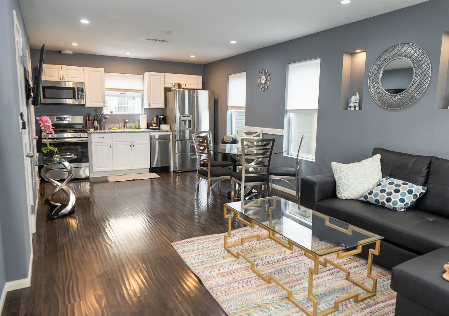NoHo Gem: 2BR, Private Patio & Outdoor Seating p20 — Photo 4