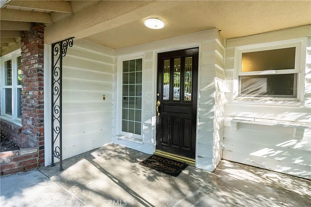 4 bed, 2.5 bath, 2001 sqft, $5,300 — Photo 2