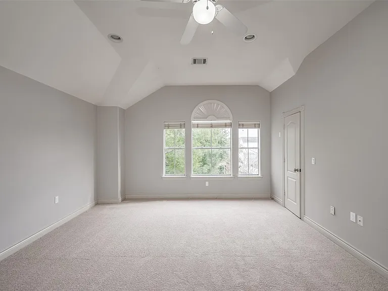 315 Sandman St — Photo 9