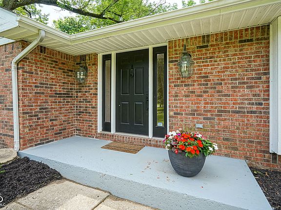 4th image of 1015 Fox Hill Dr