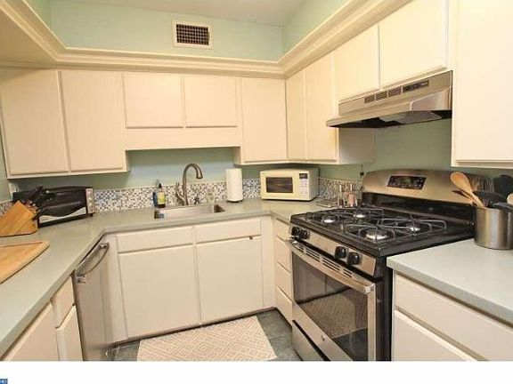 4th image of 1110 Lombard St APT 26