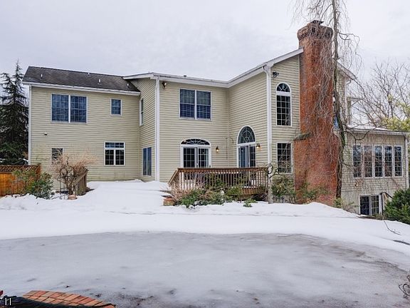 5th image of 18 Tree Top Ln