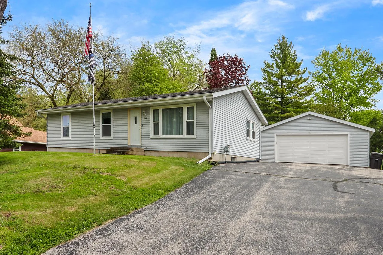 44 Grove AVENUE photo 1