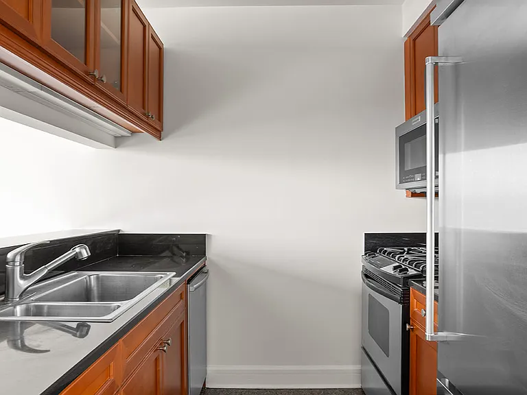 220 Riverside Blvd #20U — Photo 4