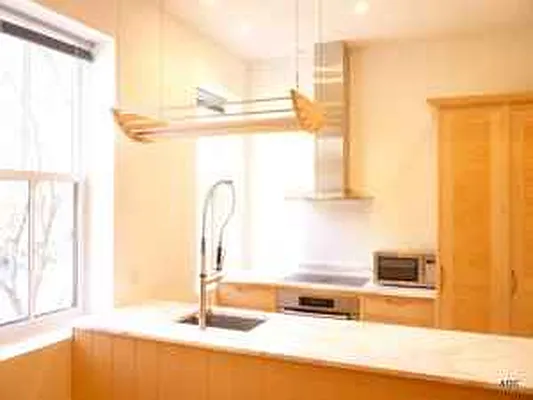 Rented by Citi Habitats | media 34