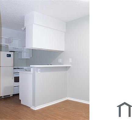 3rd image of 516 E 40th St