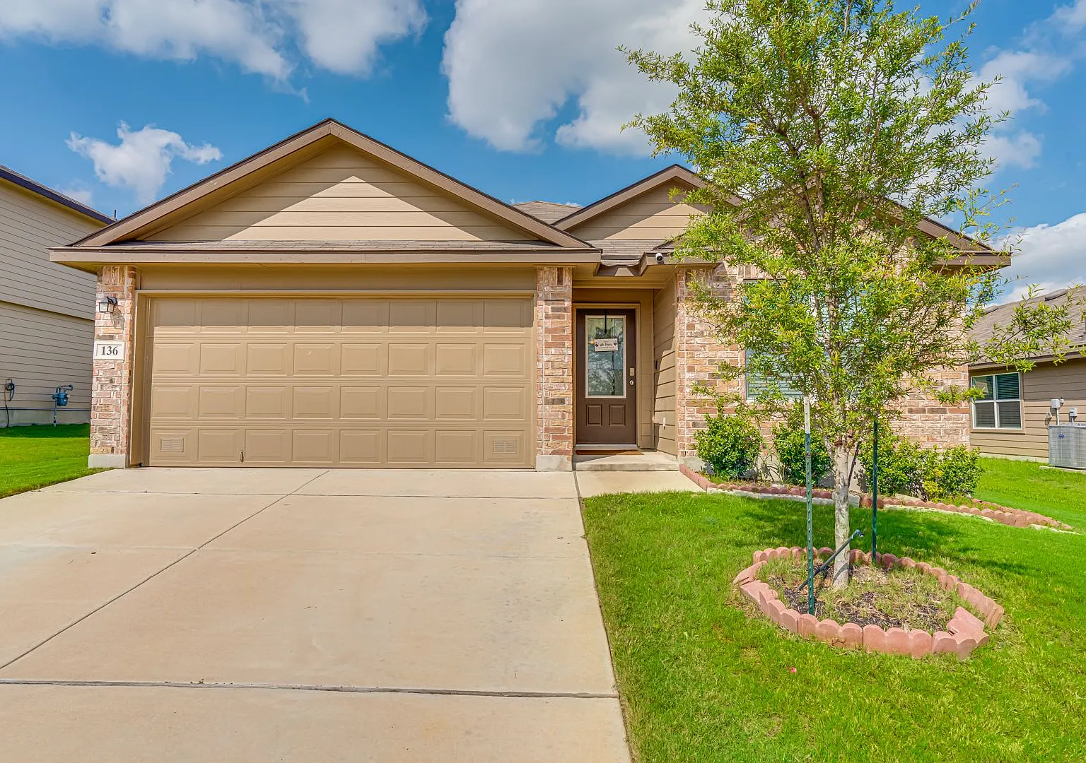 Beautiful single story home in Saratoga Community — Photo 1