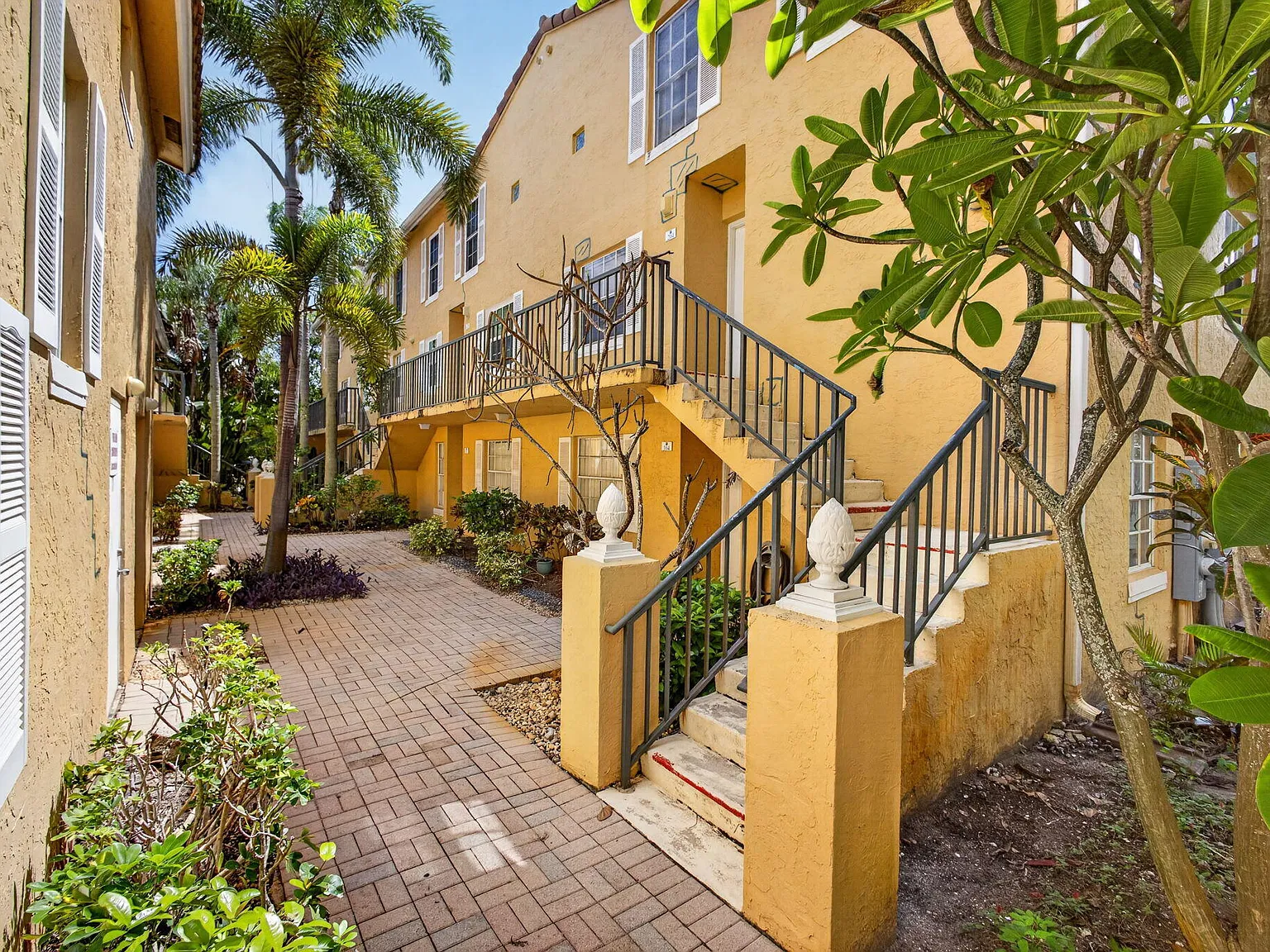 2 bed, 2.0 bath, 1206 sqft, $2,100 — Photo 2