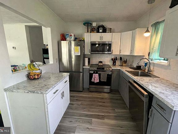 4th image of 1040 N Spring St