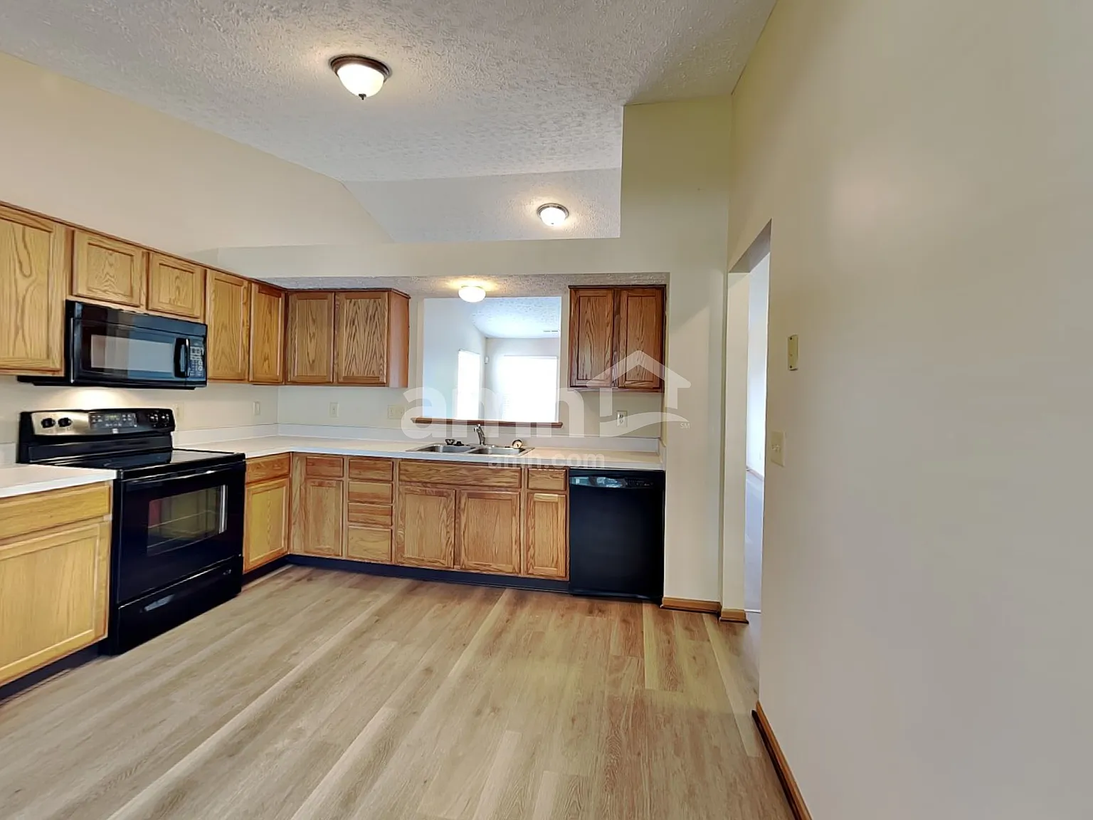3 bed, 2.0 bath, 1351 sqft, $2,295 — Photo 4