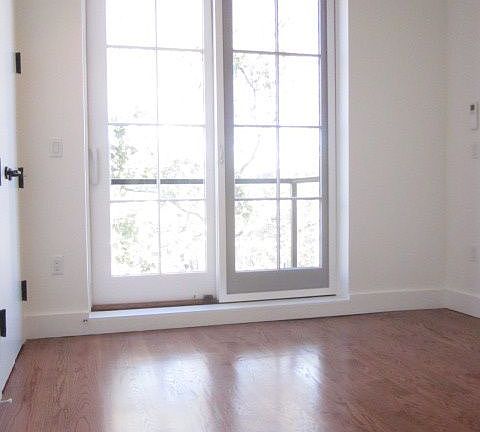 4th image of 194 Hawthorne St #2F