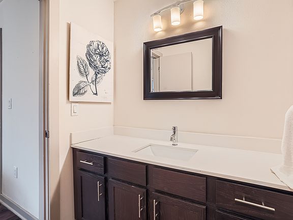 5th image of 2806 Reagan St APT 103