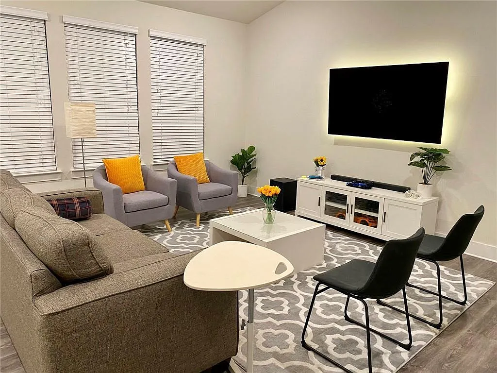 3 bed, 2.0 bath, 1876 sqft, $2,400 — Photo 2
