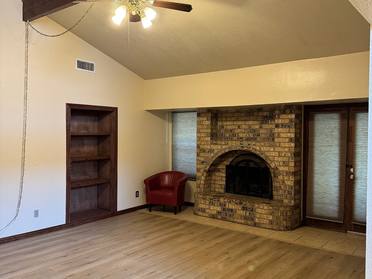 3 bed, 1609 sqft, $2,400 — Photo 2