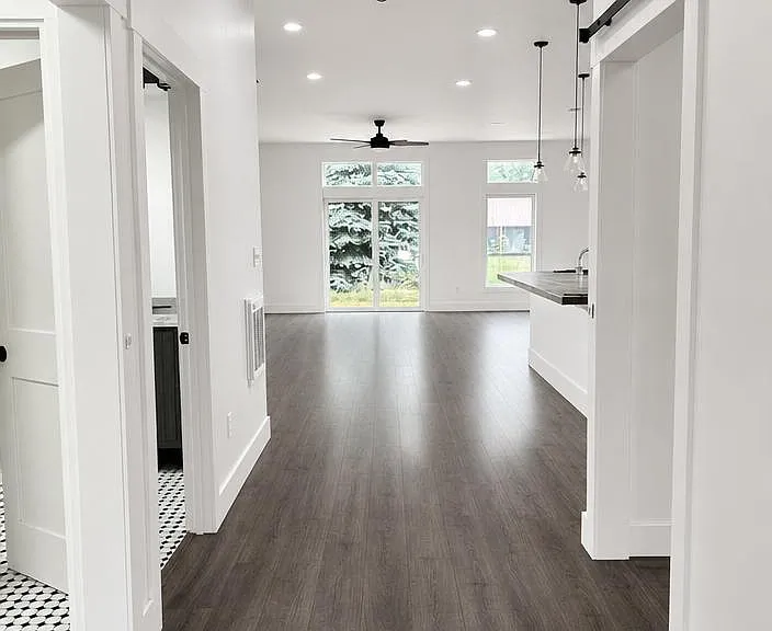 1043 Potts Dr — Photo 2