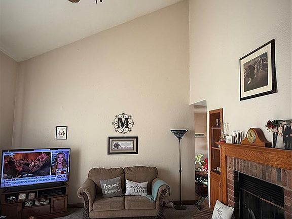 3rd image of 13905 Hickory Dr