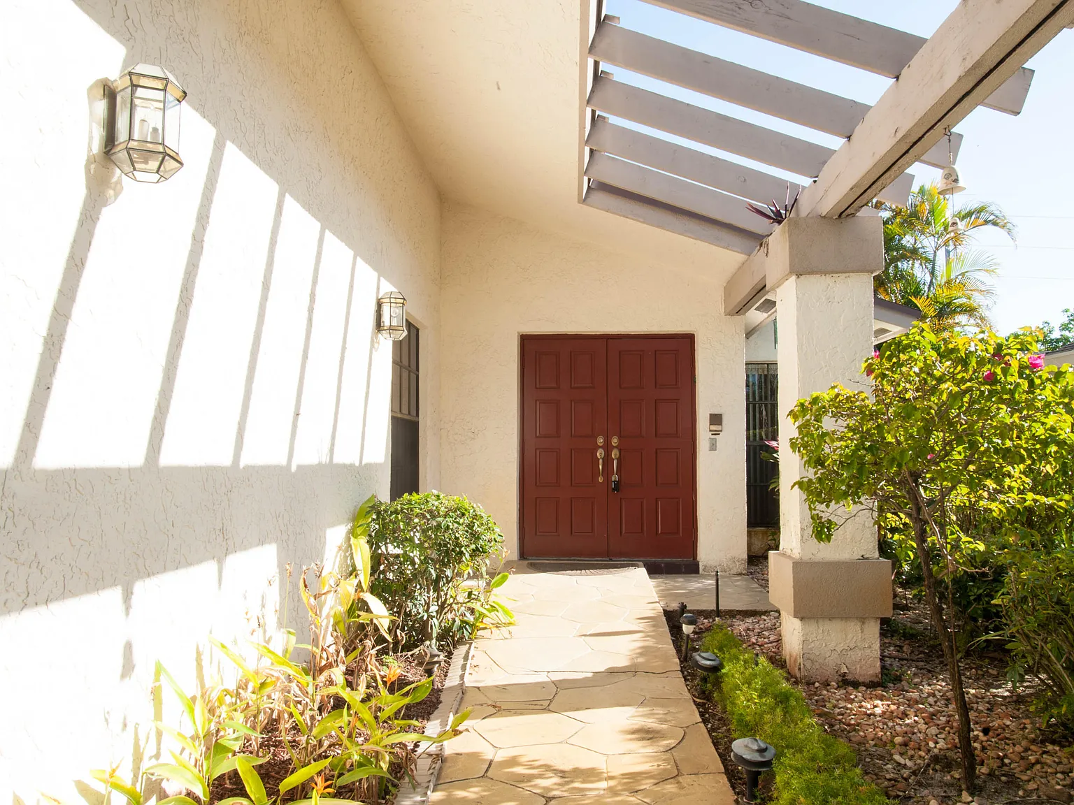 3 bed, 2.0 bath, 1713 sqft, $3,300 — Photo 3
