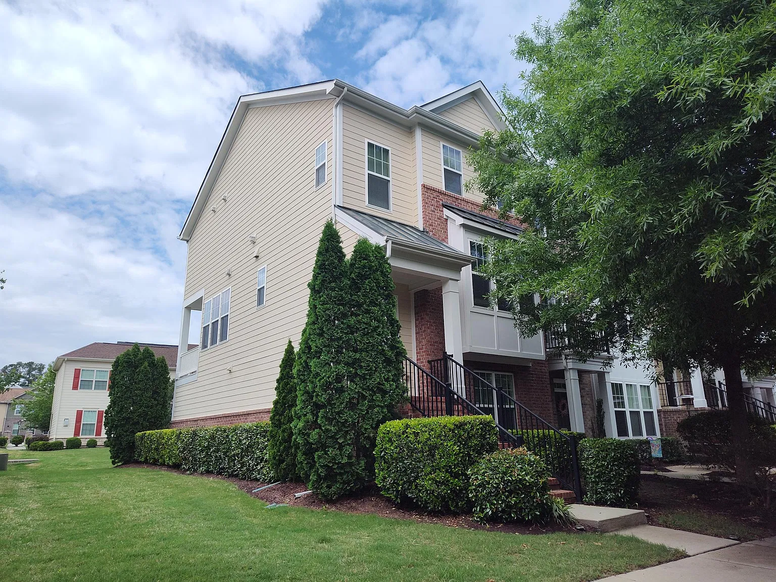 3 bed, 3.5 bath, 2178 sqft, $2,400 — Photo 2