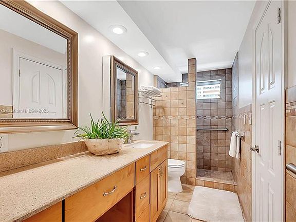 2nd image of 1750 NE 115th St APT 502