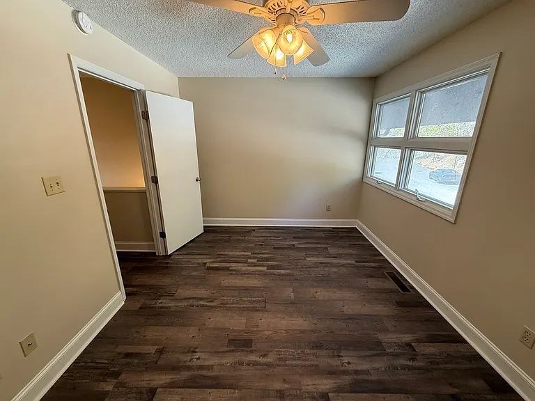 Laurelwood Apartments — Photo 16