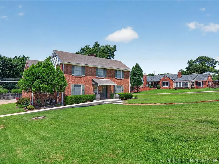 1525 Hillcrest Dr — Photo 2