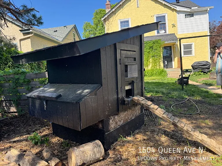 1504 Queen Ave N — Photo 32