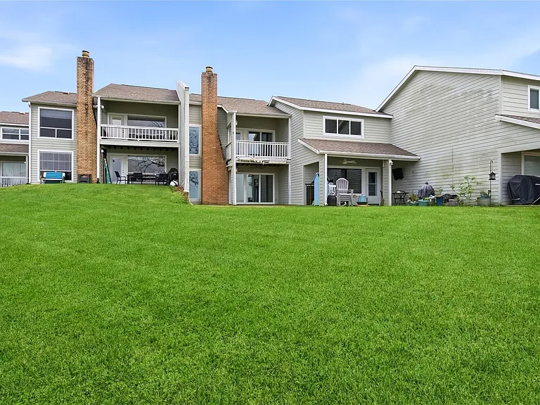 100 Edgewater Dr #32 — Photo 22