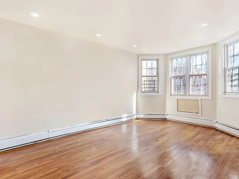 16 Roosevelt Pl #3 — Photo 2