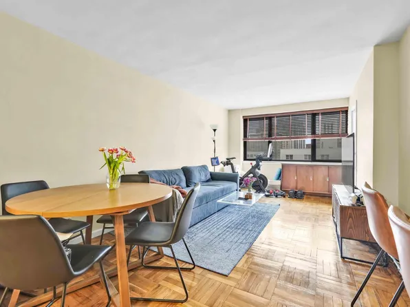 233 East 69th Street 12K image 3 of 24
