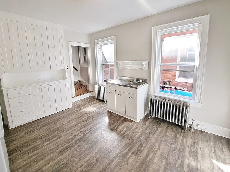 338-342 E Walnut St — Photo 5